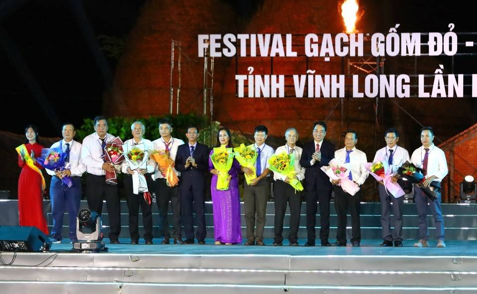 ãnh đạo tỉnh Vĩnh Long tôn vinh những người làm gạch gốm tỉnh Vĩnh Long