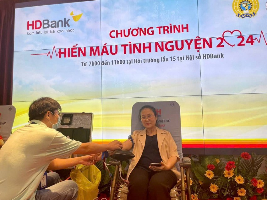 150 cán bộ nhân viên HDBank tham gia chương trình “Hiến máu tình nguyện 2024”