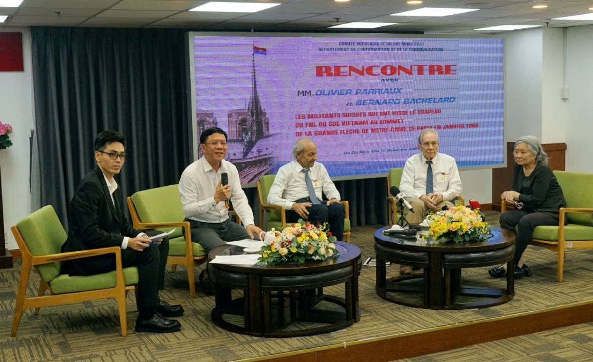 Gặp gỡ những người  treo cờ Mặt trận dân tộc giải phóng miền Nam Việt Nam trên đỉnh cao nhà thờ Đức Bà ở Paris Gặp gỡ những người  treo cờ Mặt trận dân tộc giải phóng miền Nam Việt Nam trên đỉnh cao nhà thờ Đức Bà ở Paris