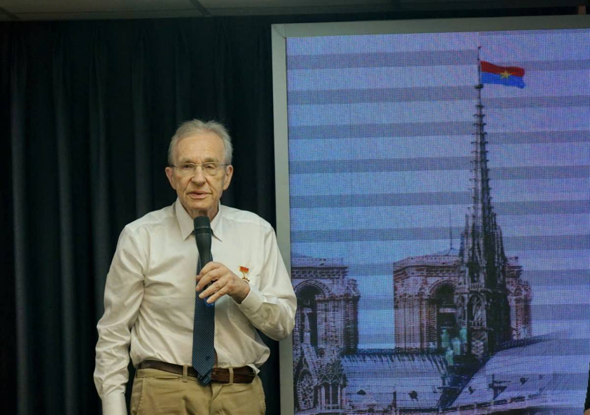 Gặp gỡ những người  treo cờ Mặt trận dân tộc giải phóng miền Nam Việt Nam trên đỉnh cao nhà thờ Đức Bà ở Paris Gặp gỡ những người  treo cờ Mặt trận dân tộc giải phóng miền Nam Việt Nam trên đỉnh cao nhà thờ Đức Bà ở Paris