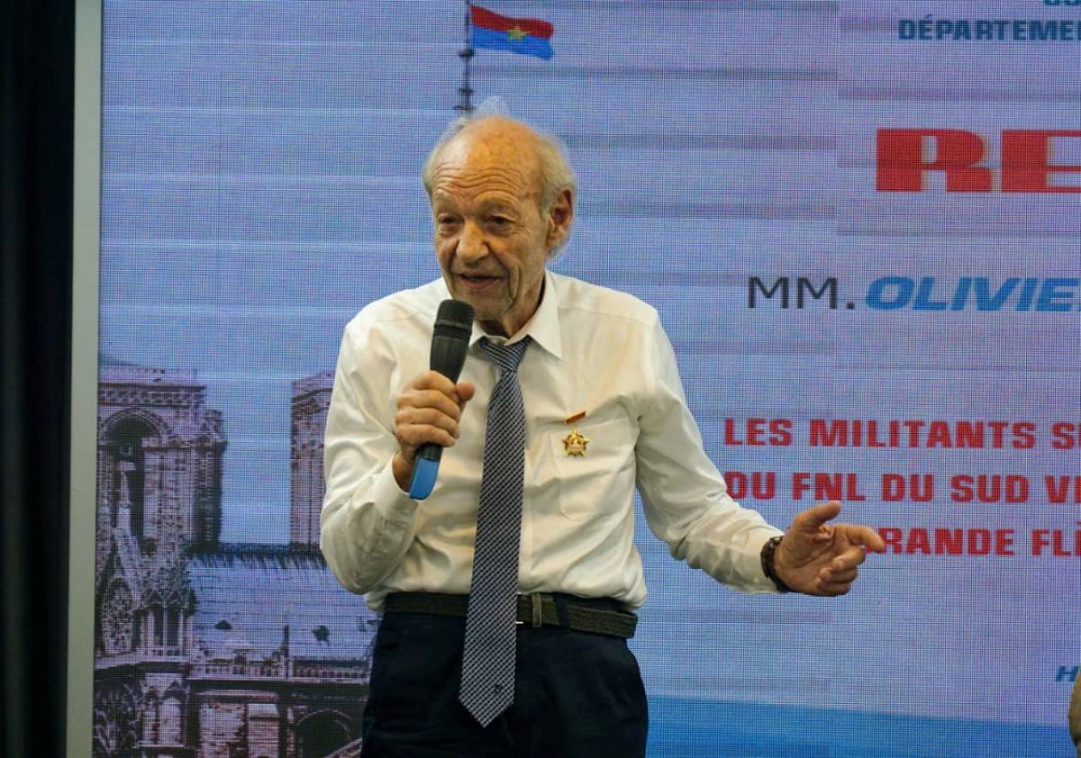 Gặp gỡ những người  treo cờ Mặt trận dân tộc giải phóng miền Nam Việt Nam trên đỉnh cao nhà thờ Đức Bà ở Paris Gặp gỡ những người  treo cờ Mặt trận dân tộc giải phóng miền Nam Việt Nam trên đỉnh cao nhà thờ Đức Bà ở Paris