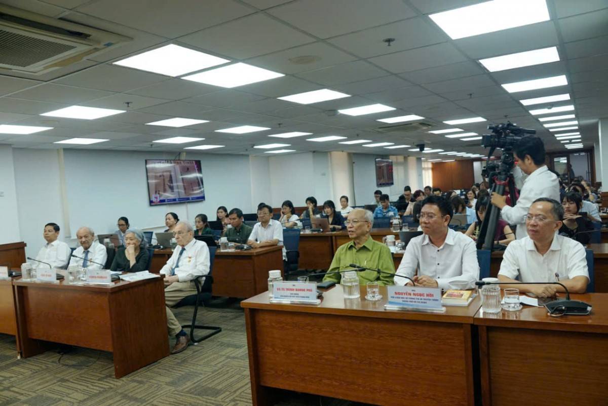 Gặp gỡ những người  treo cờ Mặt trận dân tộc giải phóng miền Nam Việt Nam trên đỉnh cao nhà thờ Đức Bà ở Paris Gặp gỡ những người  treo cờ Mặt trận dân tộc giải phóng miền Nam Việt Nam trên đỉnh cao nhà thờ Đức Bà ở Paris