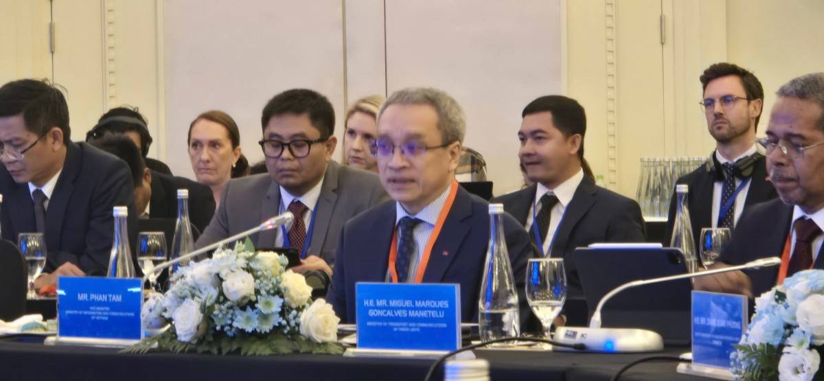 Thứ trưởng Bộ TT&TT - ông Phan Tâm điều hành phiên thảo luận bàn tròn về ứng dụng trợ lý ảo