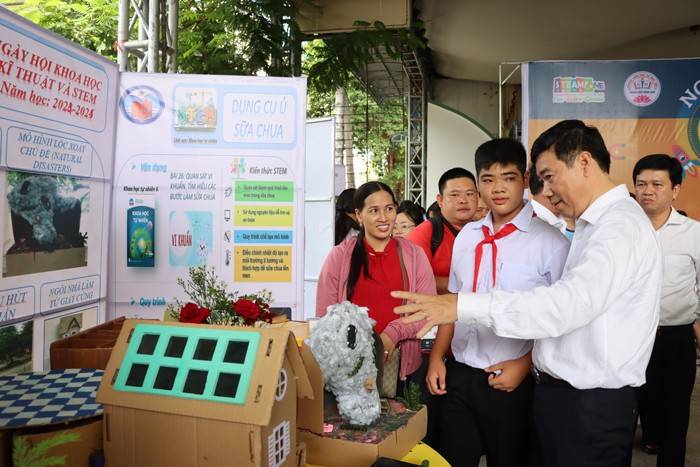 Ông Phạm Thiện Nghĩa – Chủ tịch Ủy ban nhân dân tỉnh tham gia Ngày hội STEM cùng các em học sinh trên địa bàn thành phố Hồng Ngự nhân ngày khai giảng năm học 2024 - 2025 Ông Phạm Thiện Nghĩa – Chủ tịch Ủy ban nhân dân tỉnh tham gia Ngày hội STEM cùng các em học sinh trên địa bàn thành phố Hồng Ngự nhân ngày khai giảng năm học 2024 - 2025