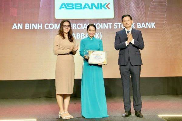 Với những dự án đóng góp ý nghĩa cho sự phát triển của cộng đồng xã hội, Tạp chí Kinh tế Sài Gòn vinh danh ABBANK là “Doanh nghiệp vì cộng đồng” - Saigon Times CSR 2024 Với những dự án đóng góp ý nghĩa cho sự phát triển của cộng đồng xã hội, Tạp chí Kinh tế Sài Gòn vinh danh ABBANK là “Doanh nghiệp vì cộng đồng” - Saigon Times CSR 2024