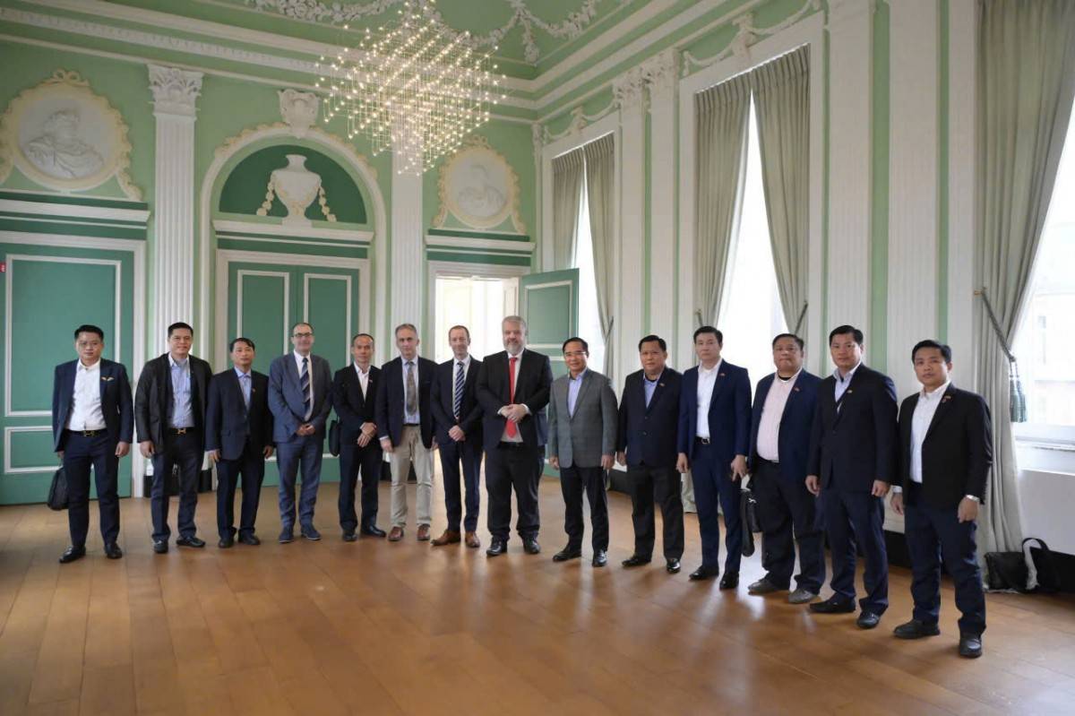 Làm iệc với tập đoàn John Cockerill