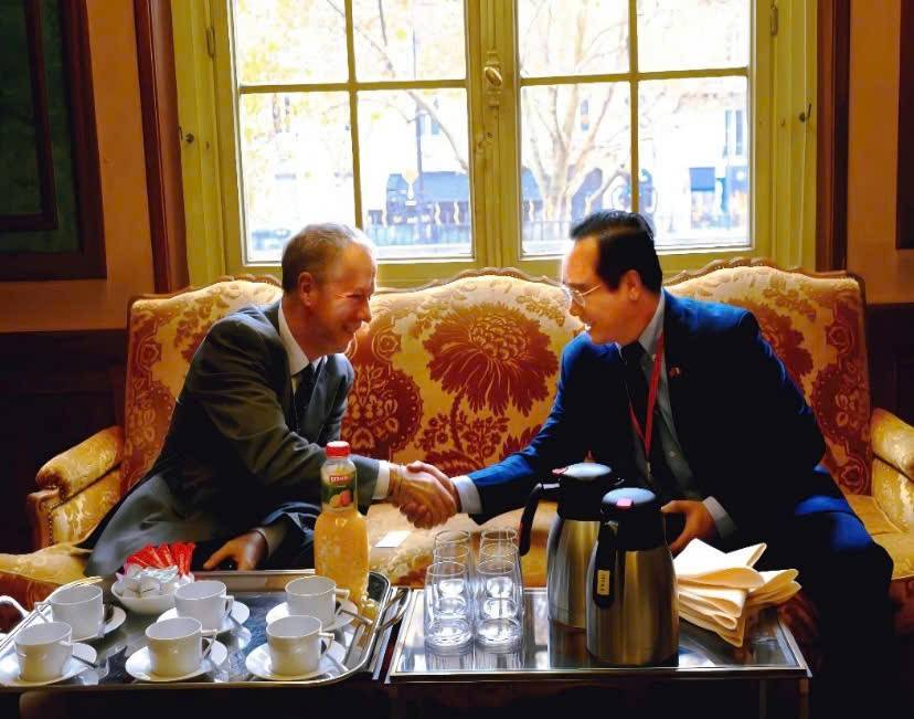 Bí thư Tỉnh ủy Nguyễn Văn Được trao đổi với ông Christophe Bellanger - Phó Chủ tịch phụ trách quốc tế CCI Paris Ile-de-France