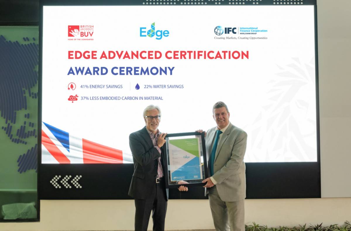 Ông Thomas James Jacobs - Giám đốc quốc gia của IFC phụ trách Việt Nam, Campuchia và Lào trao tặng Chứng chỉ EDGE Nâng cao cho GS. Rick Bennett – Phó Hiệu trưởng kiêm Phó Chủ tịch BUV. Ông Thomas James Jacobs - Giám đốc quốc gia của IFC phụ trách Việt Nam, Campuchia và Lào trao tặng Chứng chỉ EDGE Nâng cao cho GS. Rick Bennett – Phó Hiệu trưởng kiêm Phó Chủ tịch BUV.