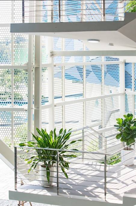 Các lỗ tổ ong và thiết kế che nắng thông minh giúp tận dụng ánh sáng tự nhiên và giảm nhiệt độ trong khu vực. Các lỗ tổ ong và thiết kế che nắng thông minh giúp tận dụng ánh sáng tự nhiên và giảm nhiệt độ trong khu vực.