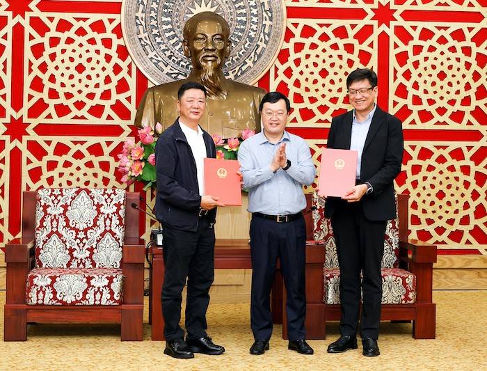 Ông Nguyễn Đức Trung - Bí thư Tỉnh uỷ, Chủ tịch UBND tỉnh Nghệ An trao Quyết định chủ trương đầu tư và Giấy chứng nhận đầu tư 02 dự án: Luxshare - ICT (Nghệ An)  và Luxshare - ICT (Nghệ An) 2 cho nhà đầu tư
