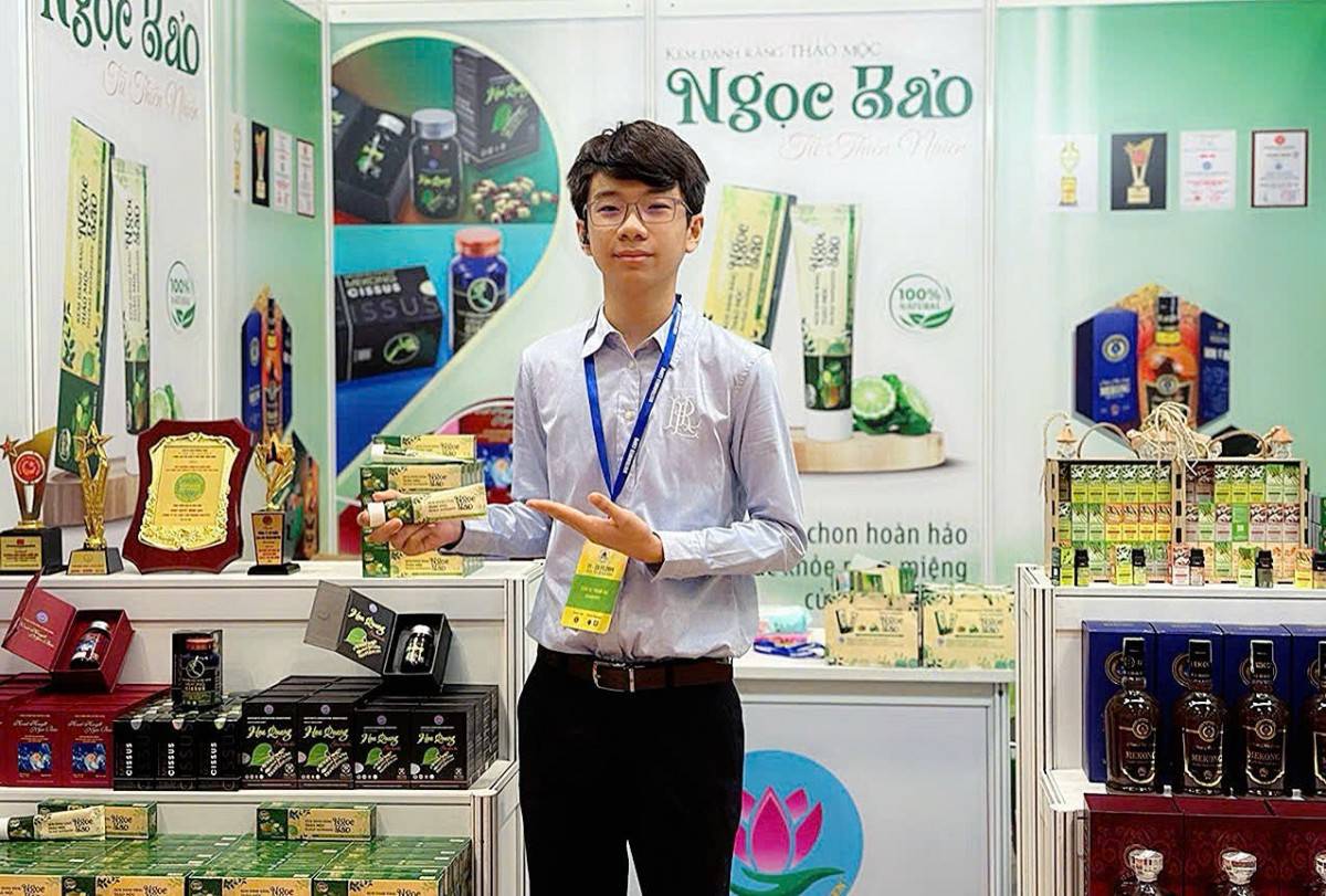 Sản phẩm kem đánh răng thảo mộc Ngọc Bảo được trưng bày tại Hội chợ Dược liệu, Y dược cổ truyền và các sản phẩm từ dược liệu toàn quốc lần thứ 2 năm 2024