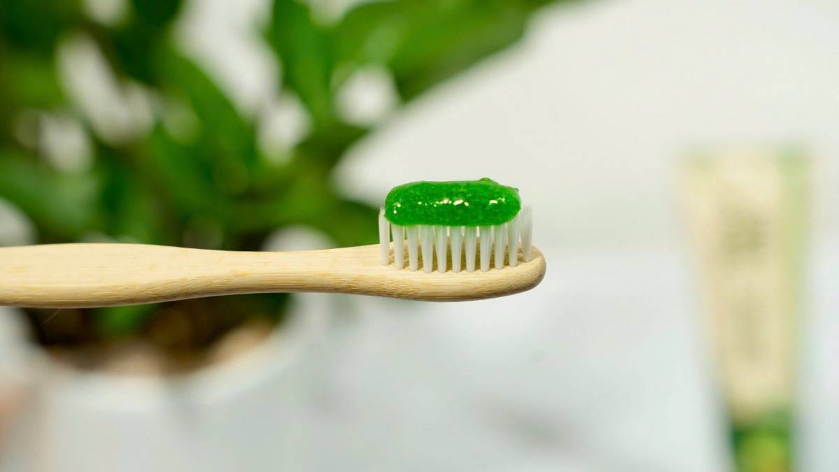 kem trọng dụng nhiều loại thảo dược thiên nhiên, trong đó chủ yếu hồ đằng bốn cạnh, quả cau, lá cây phi lao và đặc biệt là chanh chúc kaffix lime.