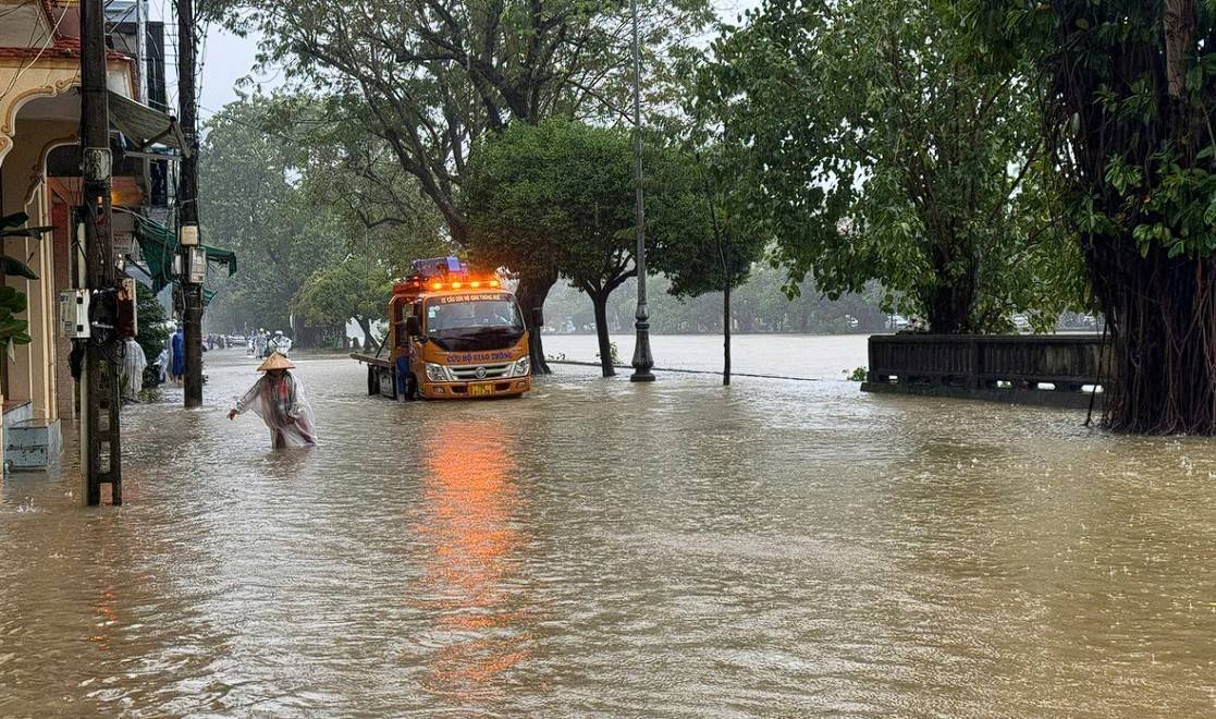 Mưa lớn tại Thừa Thiên - Huế, cảnh báo lũ báo động 3 trên sông Hương