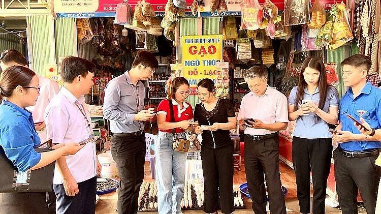 Thành phố Yên Bái tuyên truyền, hướng dẫn, giới thiệu và cài đặt các dịch vụ thanh toán không dùng tiền mặt, hoá đơn điện tử cho các tiểu thương Yên Bái: Chuyển đổi số vì người dân và doanh nghiệp