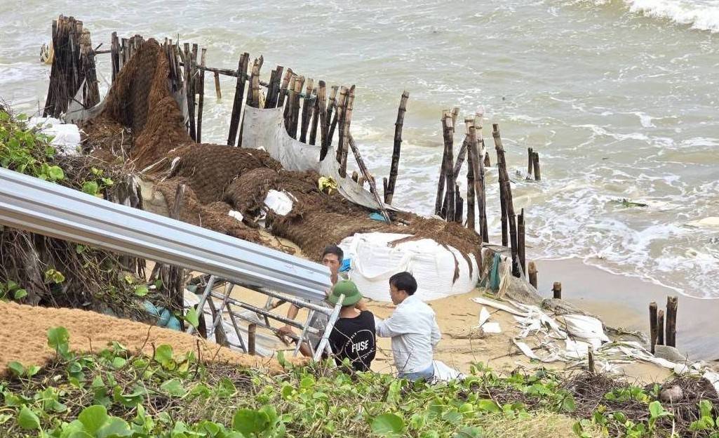 Bờ biển Hội An, tỉnh Quảng Nam sạt lở nghiêm trọng