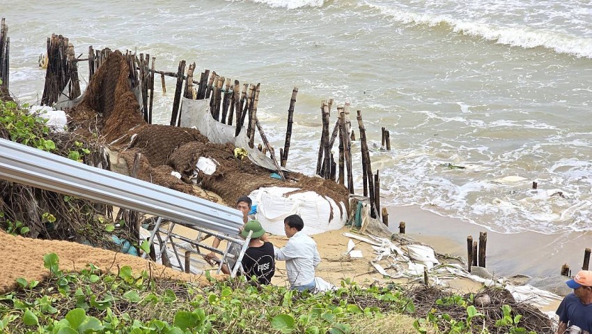 Người dân sống tại khối phố Tân Thành, phường Cẩm An, thành phố Hội An và chủ các cơ sở du lịch mua cát, bao tải về tự gia cố nhằm bảo vệ tài sản. Người dân sống tại khối phố Tân Thành, phường Cẩm An, thành phố Hội An và chủ các cơ sở du lịch mua cát, bao tải về tự gia cố nhằm bảo vệ tài sản.