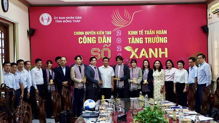 Lãnh đạo tỉnh tặng quà, chụp ảnh lưu niệm với Đoàn công tác Tập đoàn Hirosawa