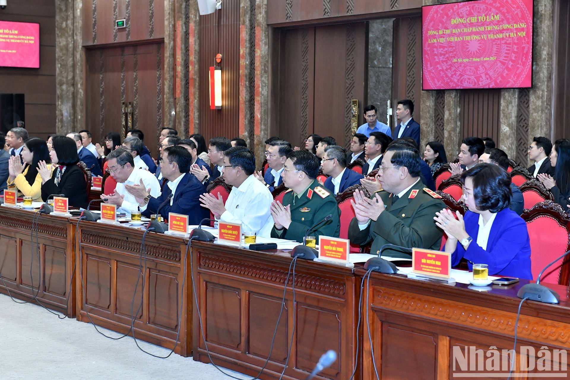 Các đại biểu tham dự buổi làm việc.