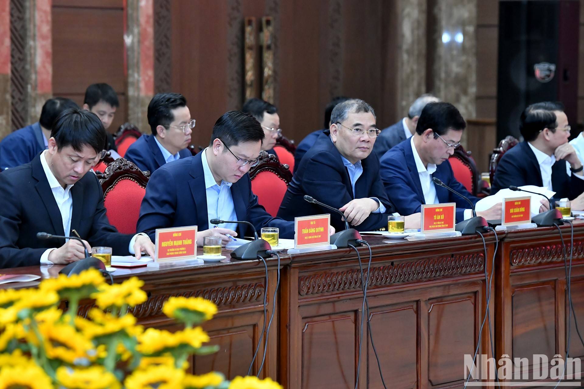 Các đại biểu tham dự buổi làm việc.