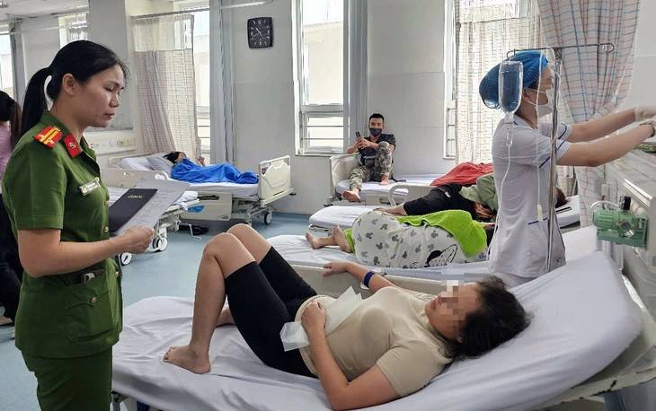 Công an ghi lời kể của bệnh nhân, tìm hiểu vụ ngộ độc nghi do ăn bánh mì ở Vũng Tàu - Ảnh: Đ.H