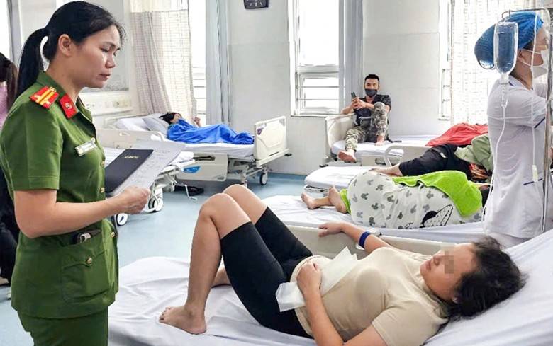 Công an ghi lời kể của bệnh nhân, tìm hiểu vụ ngộ độc nghi do ăn bánh mì ở Vũng Tàu. Ảnh: INT