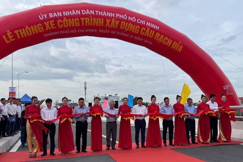  thực hiện nghi thức cắt băng thông xe dự án