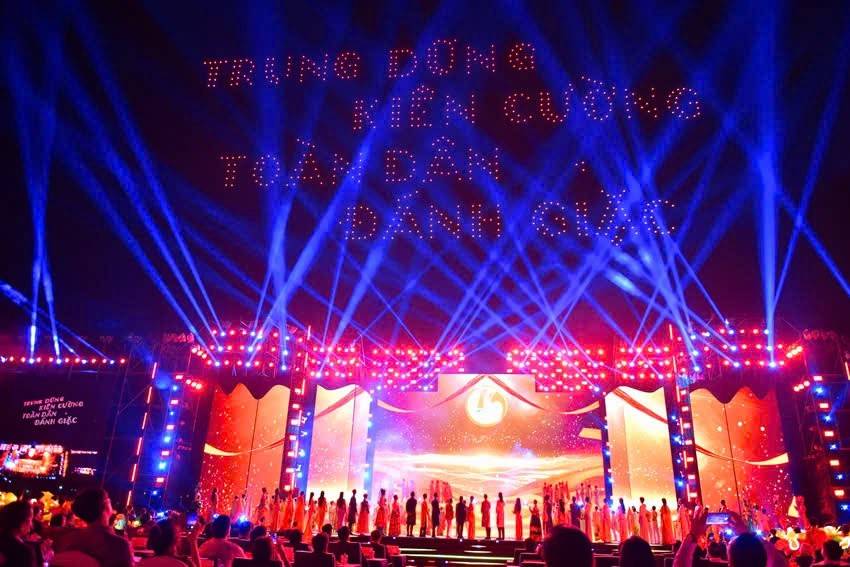 Tiết mục trình diễn ánh sáng tại Lễ khai mạc Tuần Văn hóa - Thể thao - Du lịch tỉnh Long An. 