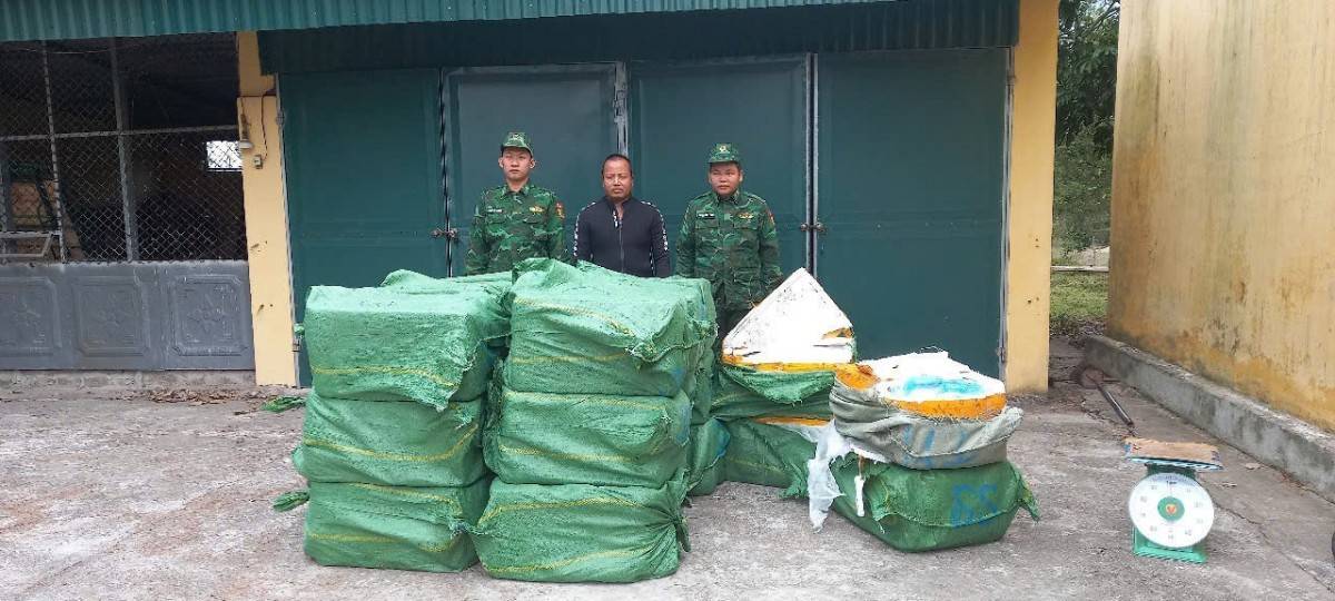 Đối tượng Nguyễn Văn Cường và tang vật bị Bộ đội Biên phòng bắt giữ.