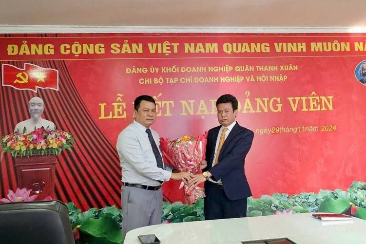 Chi bộ Tạp chí Doanh nghiệp và Hội nhập tổ chức kết nạp đảng viên mới