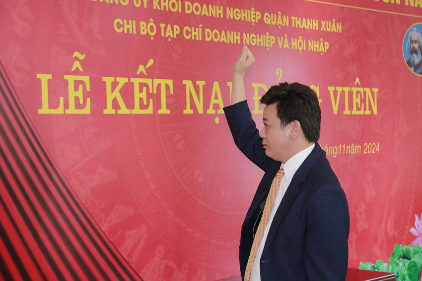 đồng chí Nguyễn Văn Cương - đảng viên mới lên đọc lời tuyên thệ