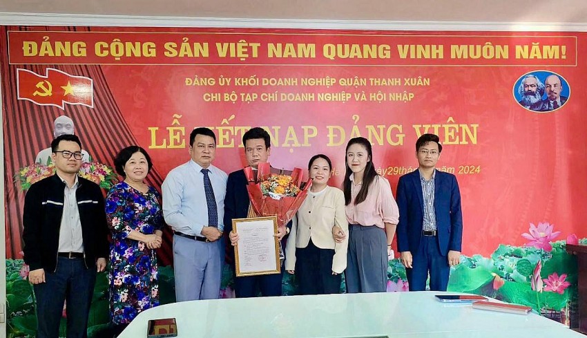 Chi bộ Tạp chí Doanh nghiệp và Hội nhập tổ chức kết nạp đảng viên mới