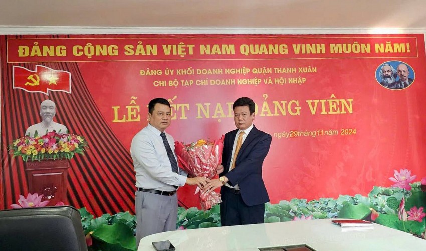 Đồng chí Nguyễn Văn Minh trao Quyết định kết nạp đảng viên mới cho đồng chí Nguyễn Văn Lập.