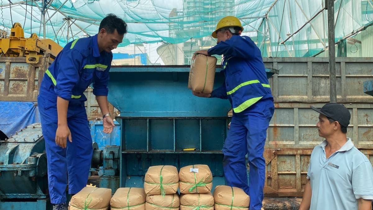 Hàng hóa được đưa vào máy xử lý tiêu hủy