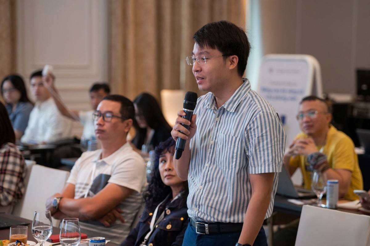 Các phóng viên trao đổi thảo luận trong buổi học,