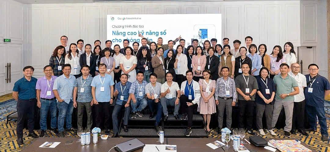 Đội ngũ nhà báo chụp ảnh kỷ niệm tại buổi đào tạo