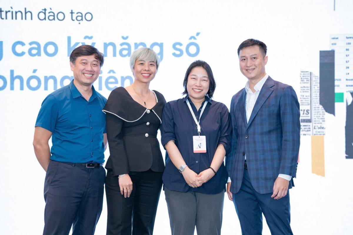Bà Nguyễn Thị Thùy Dương - Quản lý Hợp tác chiến lược ngành Tin tức & Xuất bản, khu vực Đông Nam Á (người thứ 2 từ phải qua) cùng đội ngũ giảng viên và chuyên gia Google.