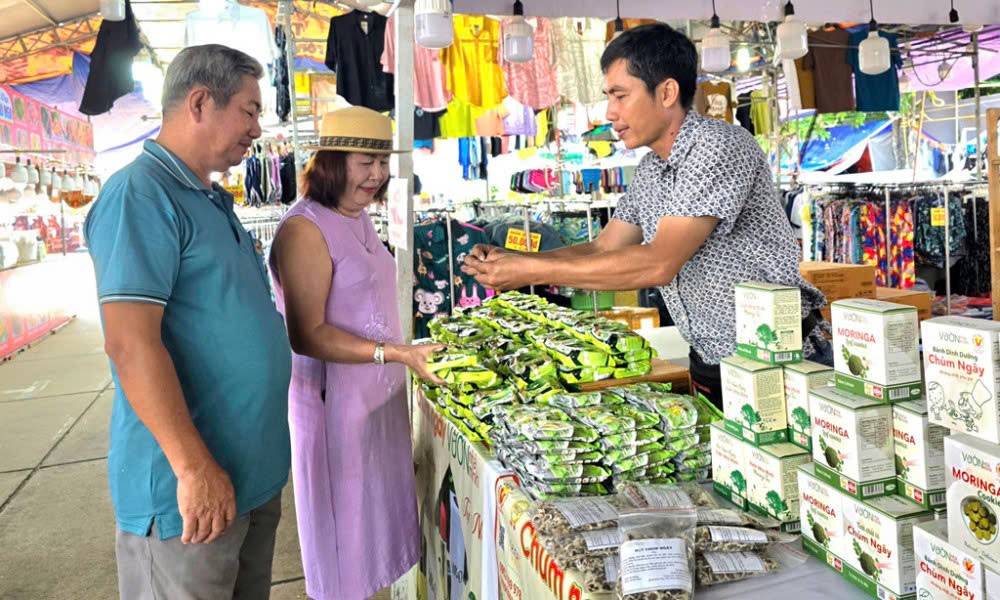 Sản phẩm trà chùm ngây của Vườn Nhà Mình (huyện Tân Trụ) được UBND tỉnh công nhận là sản phẩm OCOP 4 sao vào năm 2021