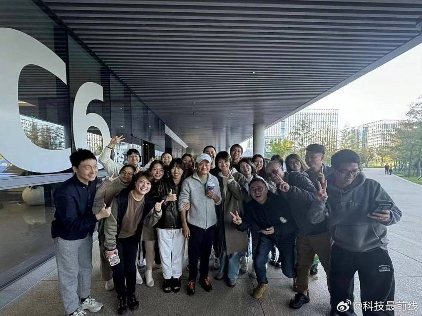 Jack Ma chụp ảnh tập thể với các nhân viên của Alibaba ngày 29/11. Ảnh: Weibo​