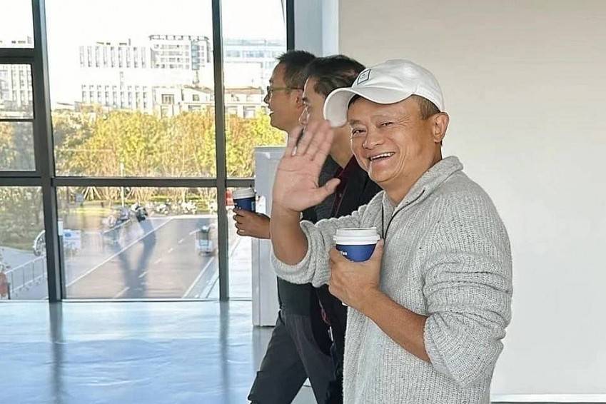 Jack Ma tới thăm trụ sở Alibaba với diện mạo giản dị