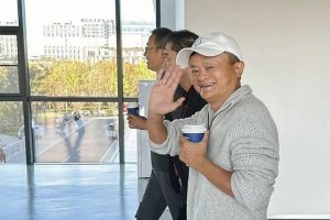 Jack Ma tới thăm trụ sở Alibaba với diện mạo giản dị