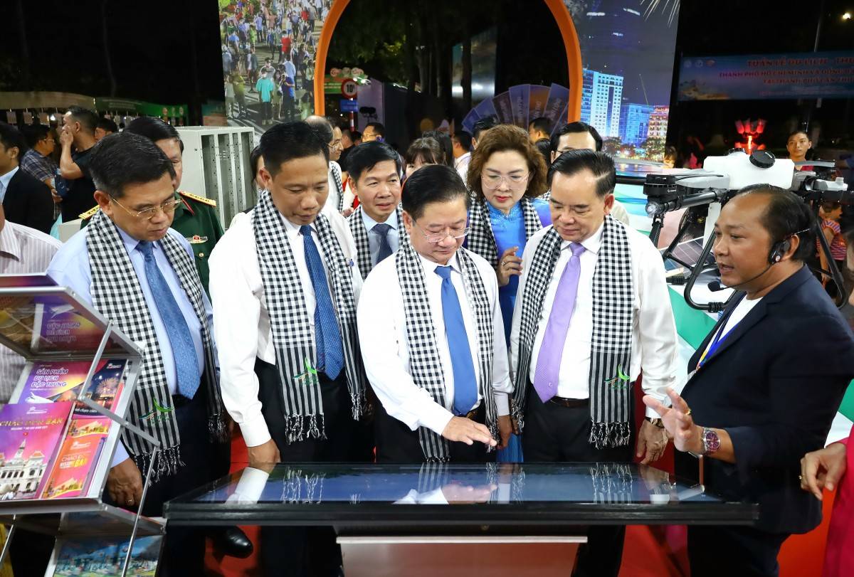 Các đại biểu trải nghiệm phần mềm Du lịch TP. Hồ Chí Minh