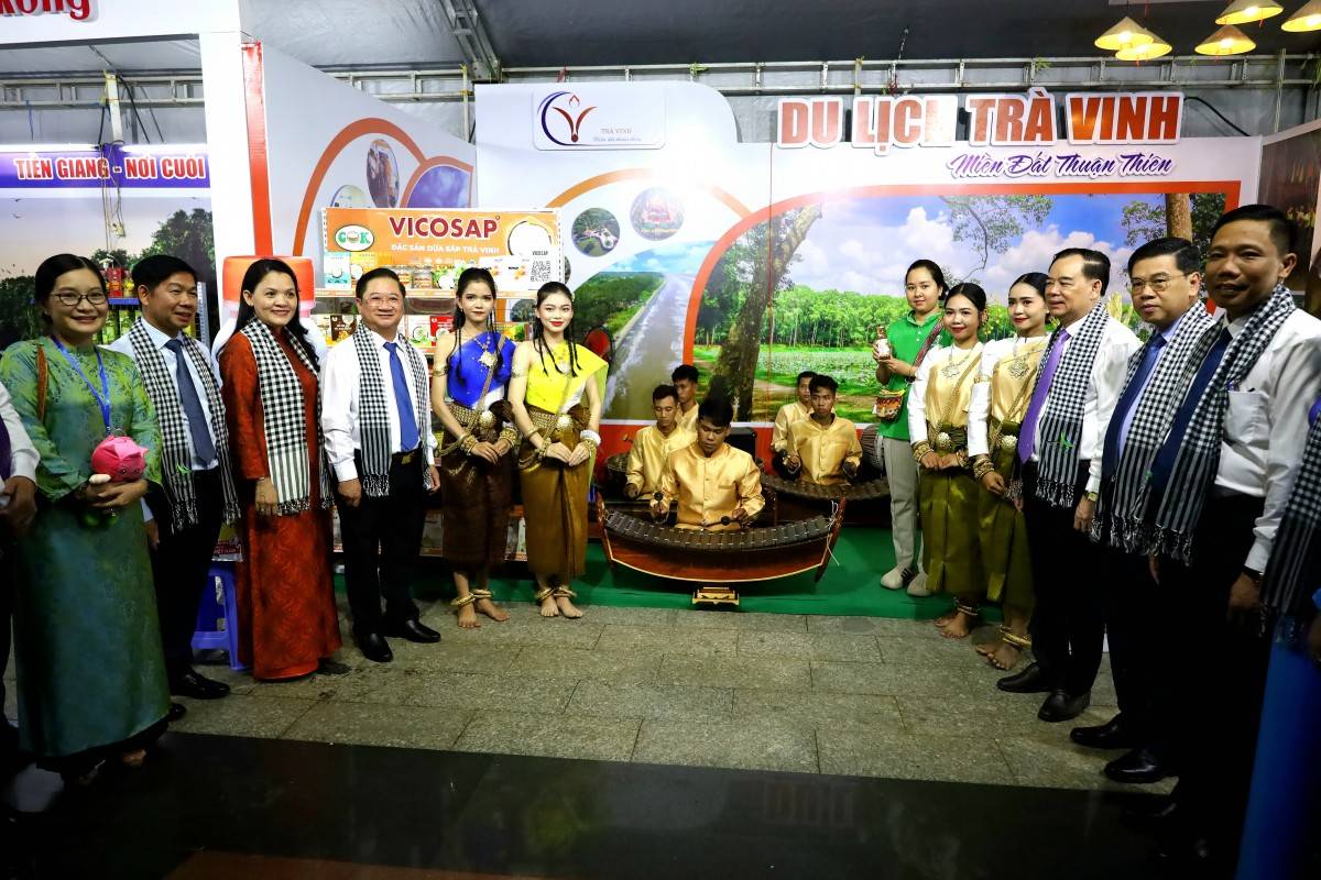 Các đại biểu chụp hình lưu niệm tại Gian trưng bày Du lịch tỉnh Trà Vinh