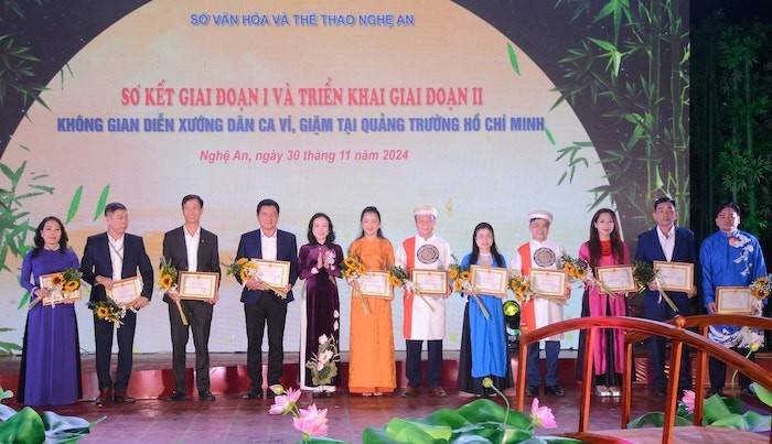 Tối 30/11, tại Quảng trường Hồ Chí Minh (TP. Vinh), Sở Văn hóa và Thể thao Nghệ An tổ chức Chương trình sơ kết giai đoạn I, khai trương Không gian diễn xướng dân ca Ví, Giặm Nghệ Tĩnh giai đoạn II, đồng thời tổng kết và trao giải Cuộc thi sáng tác, soạn lời dân ca Ví, Giặm Nghệ Tĩnh năm 2024.