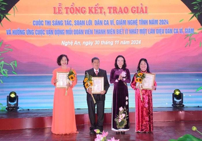 Bà Trần Thị Mỹ Hạnh – Giám đốc Sở Văn hoá và Thể thao Nghệ An trao thưởng cho các tác phẩm đạt giải A Cuộc thi sáng tác, soạn lời Dân ca Ví, Giặm Nghệ Tĩnh năm 2024.