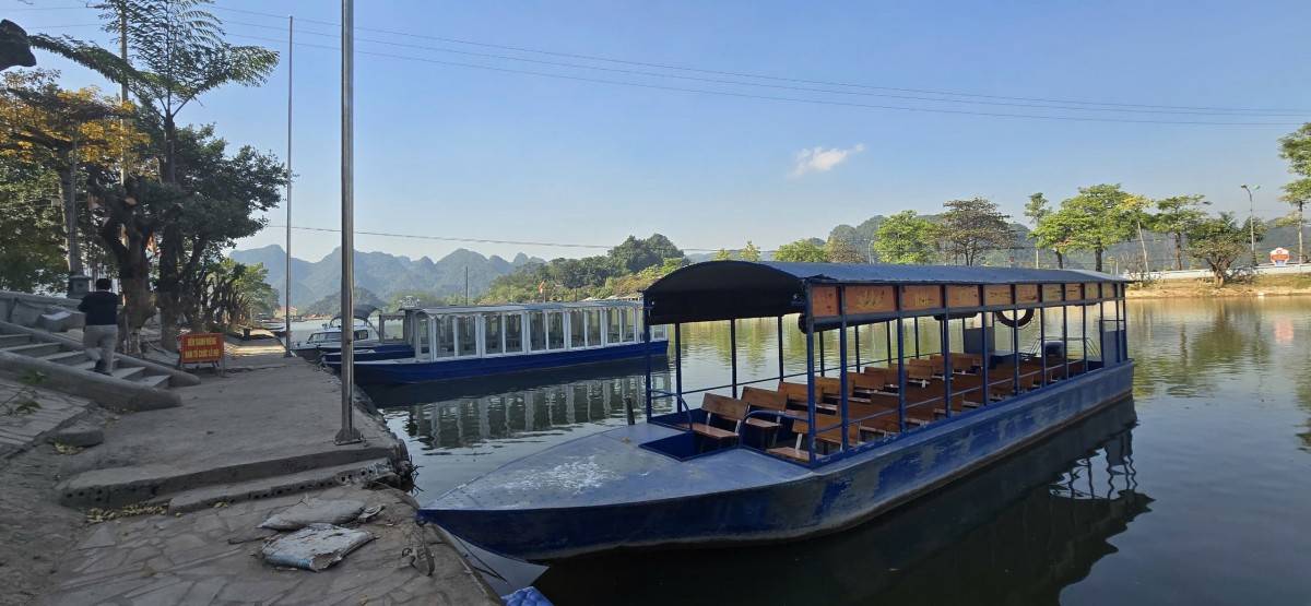 Ngoài việc đã sơn sửa làm đẹp hơn 4000 con đò, trang bị hàng  chục ngàn áo phao cho du khách, đồng phục cho hơn 4000 xã viên lái đò thời vụ Hợp tác xã dịch vụ du lịch Chùa Hương vừa  có những thay đổi đầu tư đột phá  cho lễ hội năm 2025.