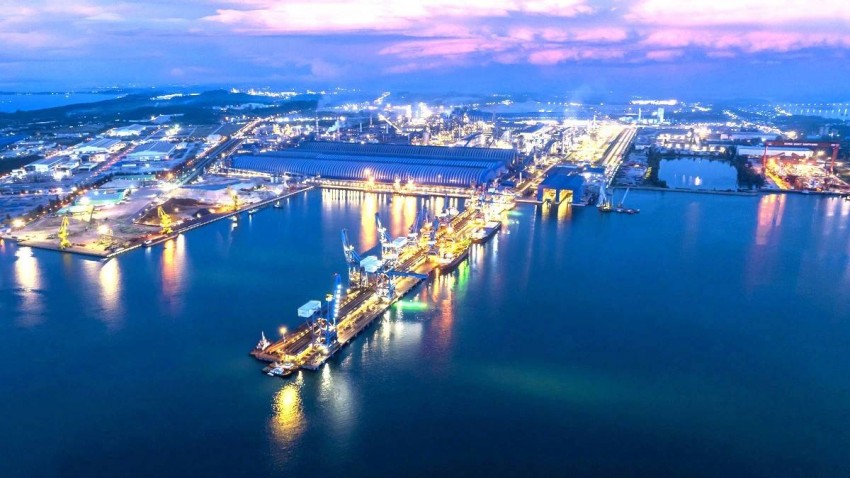 Trong bối cảnh chuỗi cung ứng toàn cầu đang tái cấu trúc, lợi thế về cảng nước sâu giúp Dung Quất ngày càng khẳng định vai trò cửa ngõ xuất nhập khẩu quan trọng của khu vực miền Trung – Tây Nguyên. 