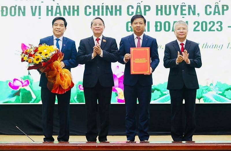 Phó Chủ tịch Quốc hội Nguyễn Đức Hải (thứ 2 từ trái sang) trao Nghị quyết 1241 của Uỷ ban Thường vụ Quốc hội cho lãnh đạo tỉnh Quảng Nam. Phó Chủ tịch Quốc hội Nguyễn Đức Hải (thứ 2 từ trái sang) trao Nghị quyết 1241 của Uỷ ban Thường vụ Quốc hội cho lãnh đạo tỉnh Quảng Nam.