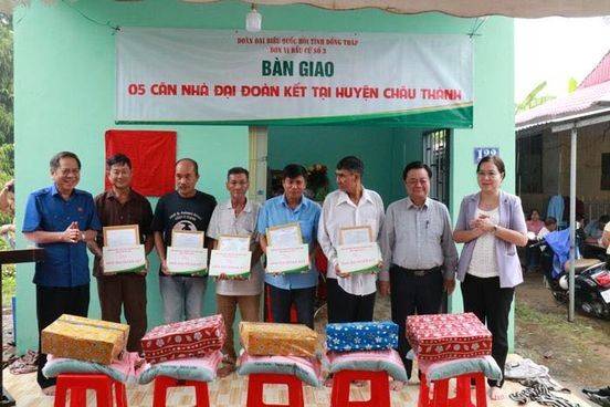 Ông Lê Minh Hoan và ông Trần Văn Sáu trao bảng tượng trưng nhà “Đại đoàn kết” cho các hộ dân