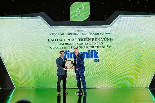 2024 là năm thứ 3 liên tiếp, Vinamilk đón nhận Giải Doanh nghiệp báo cáo quản lý khí thải nhà kính tốt nhất. 2024 là năm thứ 3 liên tiếp, Vinamilk đón nhận Giải Doanh nghiệp báo cáo quản lý khí thải nhà kính tốt nhất.