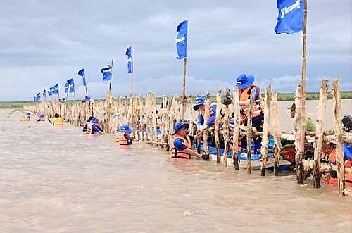 Đoàn nhân viên Vinamilk tham gia khoanh nuôi tái sinh tự nhiên 25ha rừng ngập mặn tại Vườn quốc gia Mũi Cà Mau năm thứ 2. Đoàn nhân viên Vinamilk tham gia khoanh nuôi tái sinh tự nhiên 25ha rừng ngập mặn tại Vườn quốc gia Mũi Cà Mau năm thứ 2.